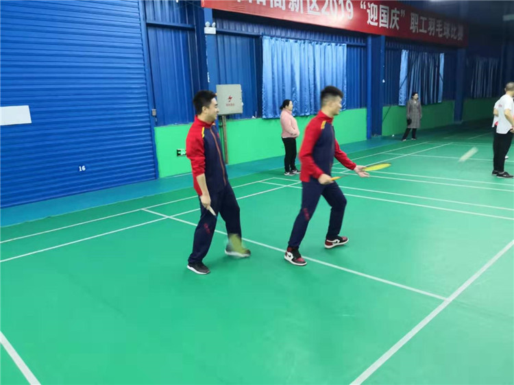 東辰集團(tuán)2019年員工羽毛球比賽隊(duì)員們奮力拼搏