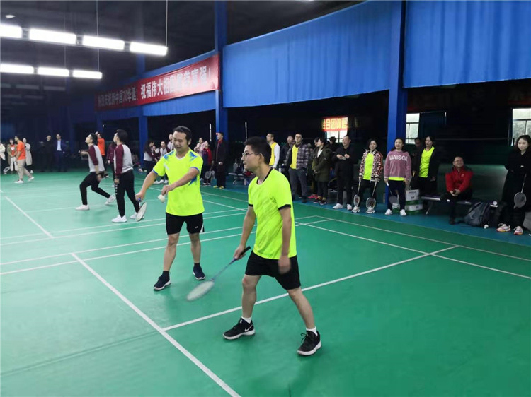 東辰集團(tuán)2019年員工羽毛球比賽隊(duì)員們奮力拼搏