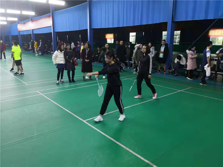 東辰集團(tuán)2019年員工羽毛球比賽隊(duì)員們奮力拼搏